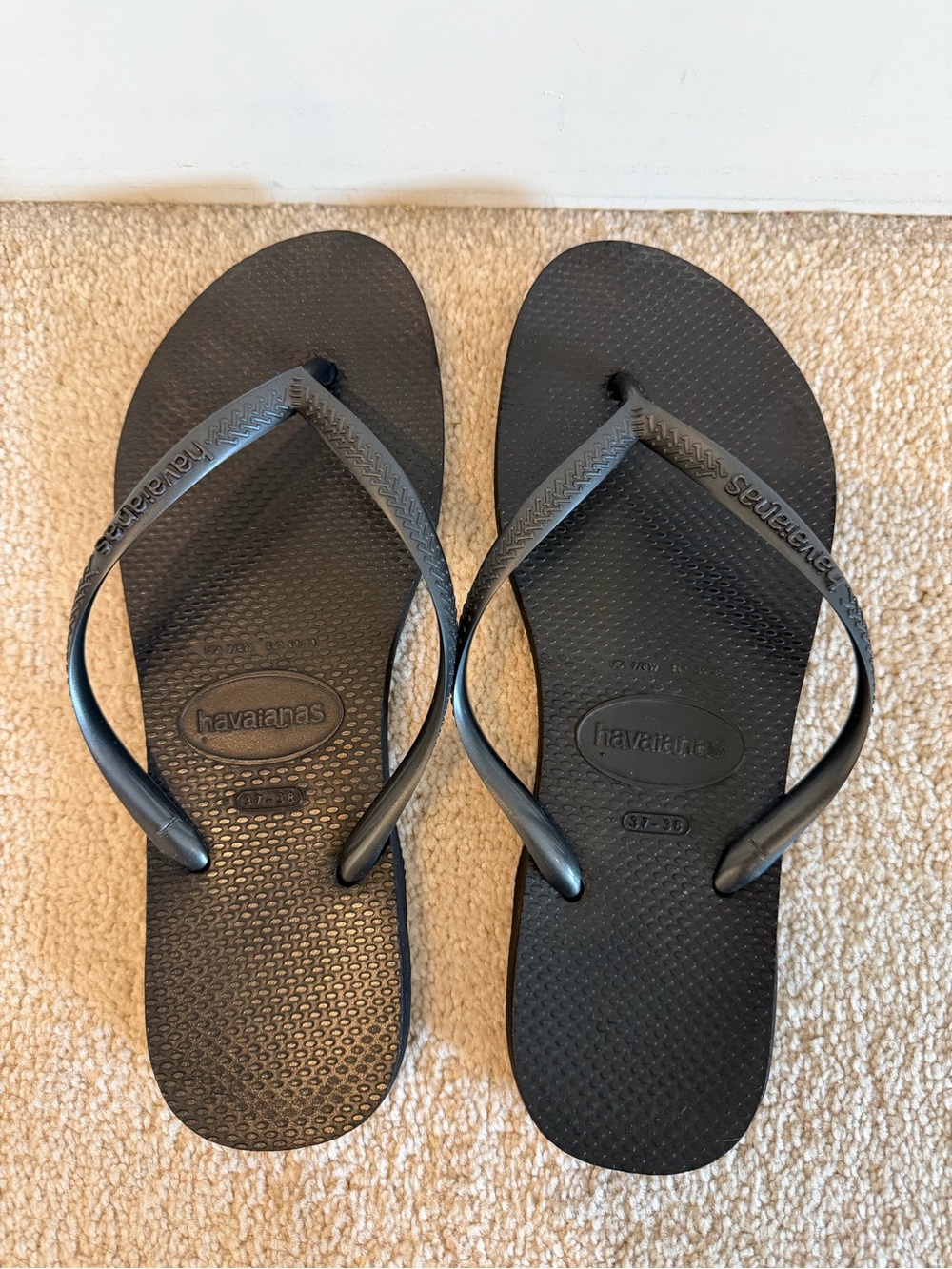 Havaianas Women's Black Flip Flops - Slim Strap Sandals size 37/38